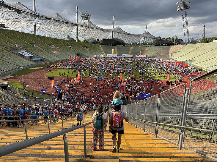 Einlauf im Olympiastadion beim b2run 2022 (©Foto:Martin Schmitz)